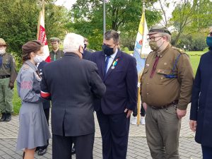 dr Bartosz Kuświk przyjmuje Medal Pamiątkowy Opolskiego Okręgu Światowego Związku Żołnierzy Armii Krajowej