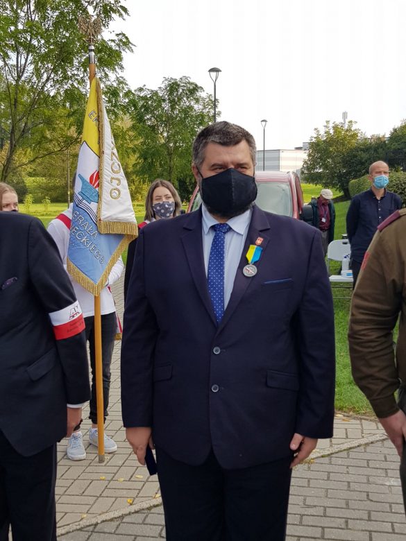 dr Bartosz Kuświk z Medalem Pamiątkowym Opolskiego Okręgu Światowego Związku Żołnierzy Armii Krajowej