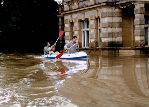 Powodzianie na pontonie. Wyspa Pasieka, 1997 r. - fot. K.Stecki