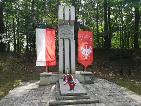 Upamiętnienie odbędzie się pod pomnikiem między Dąbrówką Łubniańską a Jełową. Fot. Katarzyna Doros-Stachoń / Radio Opole