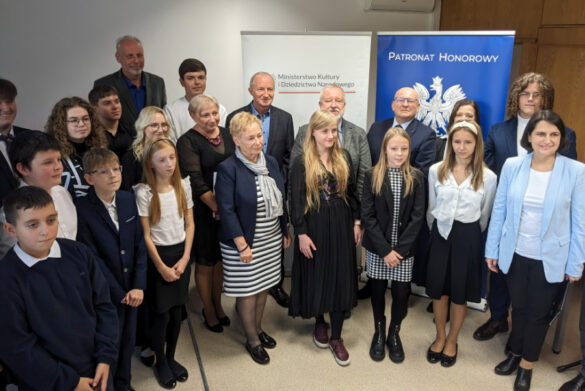 Zdjęcie grupowe podczas rozdania nagród w konkursie "Chodź opowiem Ci o Kresach"