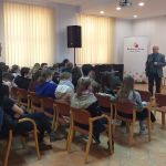 Wernisaż wystawy “Ślązacy dla Niepodległej” w Miejskiej Bibliotece Publicznej w Kędzierzynie-Koźlu: widownia i prof. M. Lis