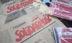 Wystawa na 40-lecie "Solidarności": gablota z eksponatami