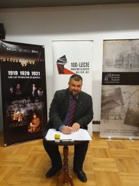 Dyrektor Instytutu Śląskiego, dr Bartosz Kuświk podpisujący porozumienie.