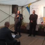 Promocja książki Rewolucja "Solidarności" (...) - widok na scenę: przemawia dyr. Tadeusz Chrobak