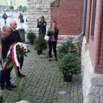 81. rocznica wybuchu II wojny światowej: składanie kwiatów pod tablicą pamiątkową na ścianie budynku dworca PKP w Opolu
