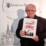 Zbigniew Bereszyński trzymający książkę Rewolucja "Solidarności" w województwie opolskim 1980-1990