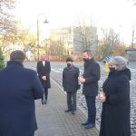 Złożenie zniczy pod pomnikiem upamiętniającym synagogę