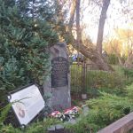 Pomnik upamiętniający synagogę z kwiatami i zniczami złożonymi przy okazji Colloquium Opole 2020