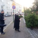 Złożenie zniczy pod pomnikiem upamiętniającym synagogę