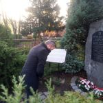 Złożenie kwiatów pod pomnikiem upamiętniającym synagogę