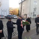 Złożenie kwiatów pod pomnikiem upamiętniającym synagogę