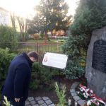 Złożenie kwiatów pod pomnikiem upamiętniającym synagogę