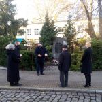 Złożenie kwiatów pod pomnikiem upamiętniającym synagogę