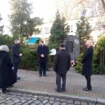 Złożenie kwiatów pod pomnikiem upamiętniającym synagogę