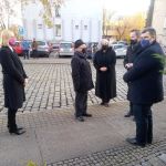 Złożenie kwiatów pod pomnikiem upamiętniającym synagogę