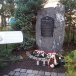 Pomnik upamiętniający synagogę z kwiatami i zniczami złożonymi przy okazji Colloquium Opole 2020