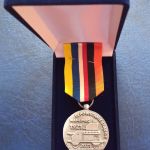 Medal pamiątkowy dla dyr. dr. Bartosza Kuświka