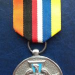 Medal pamiątkowy dla dyr. dr. Bartosza Kuświka
