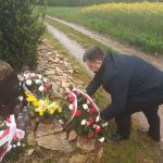 Złożenie kwiatów pod tablicą upamiętniającą Karola Chodkiewicza