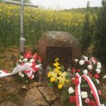 Złożenie kwiatów pod tablicą upamiętniającą Karola Chodkiewicza