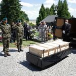 Kondukt pogrzebowy podczas pochówku bezimiennych Powstańców Śląskich w Kalinowie