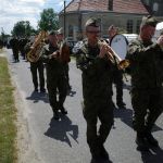 Kondukt pogrzebowy podczas pochówku bezimiennych Powstańców Śląskich w Kalinowie