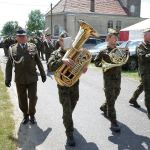 Kondukt pogrzebowy podczas pochówku bezimiennych Powstańców Śląskich w Kalinowie