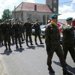 Kondukt pogrzebowy podczas pochówku bezimiennych Powstańców Śląskich w Kalinowie