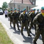 Kondukt pogrzebowy podczas pochówku bezimiennych Powstańców Śląskich w Kalinowie