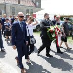 Kondukt pogrzebowy podczas pochówku bezimiennych Powstańców Śląskich w Kalinowie