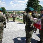 Kondukt pogrzebowy podczas pochówku bezimiennych Powstańców Śląskich w Kalinowie