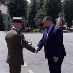 Święto 10 Opolskiej Brygady Logistycznej - wręczenie odznaczenia dyr. B. Kuświkowi