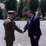 Święto 10 Opolskiej Brygady Logistycznej - wręczenie odznaczenia dyr. B. Kuświkowi