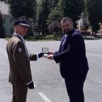 Święto 10 Opolskiej Brygady Logistycznej - wręczenie odznaczenia dyr. B. Kuświkowi