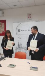 Umowa partnerska podpisana z dr Dorotą Gajdą-Szczegielniak – dyrektor z Publicznego LO nr V w Opolu
